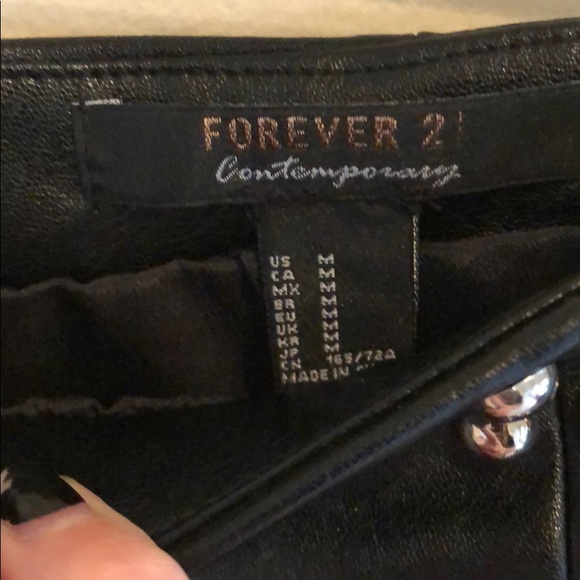 Forever 21 contemporary black leather skirt - Picture 4 of 5